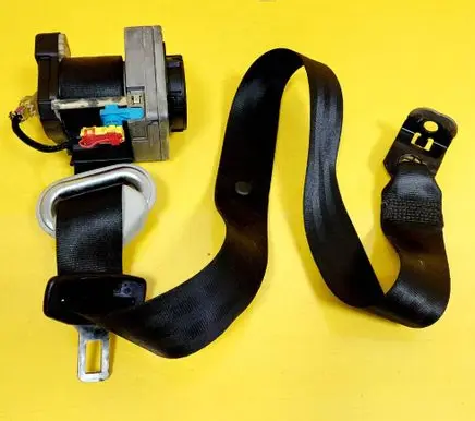 Volkswagen Golf IV Front seatbelt 1J4857705