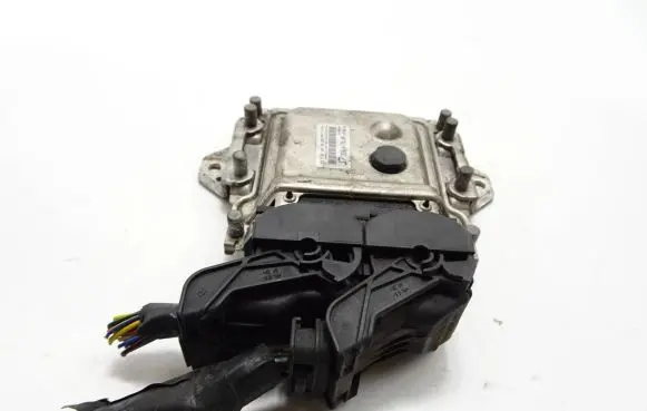 Suzuki Swift II Engine control unit/module ECU 33910-70L00 0261S05789 1039S52510