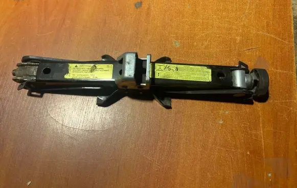 Audi A4 S4 B8 8K Lift Jack 8K0011031G