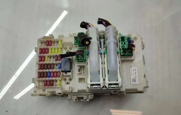 Honda HR-V Fuse module 747048330W 737012790W T8MG211M1