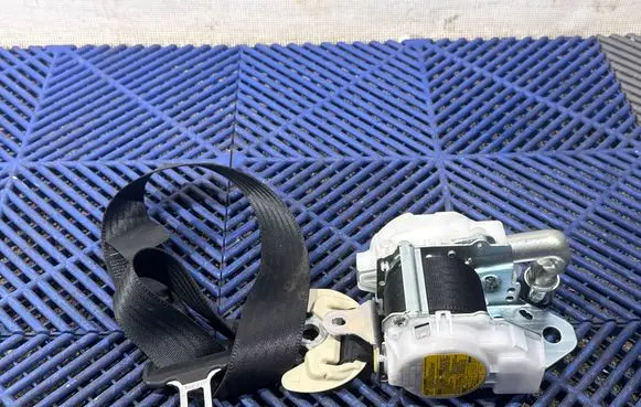 Lexus CT 200H Front seatbelt J090301