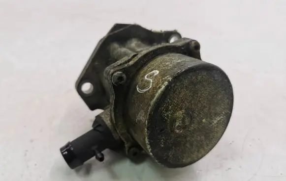 Nissan Juke I F15 Vacuum pump 146505272R 13T1630377 705641000