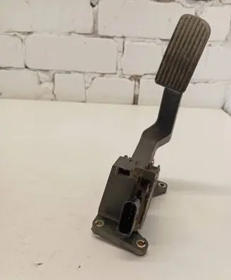 Mercedes-Benz Vito Viano W638 Accelerator throttle pedal A9013000404 0281002335