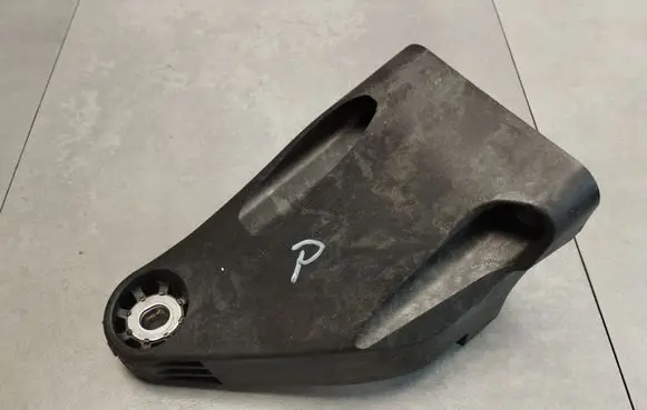 Engine mounting bracket