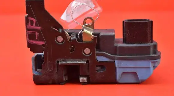 Volvo V70 Front door lock 8650546