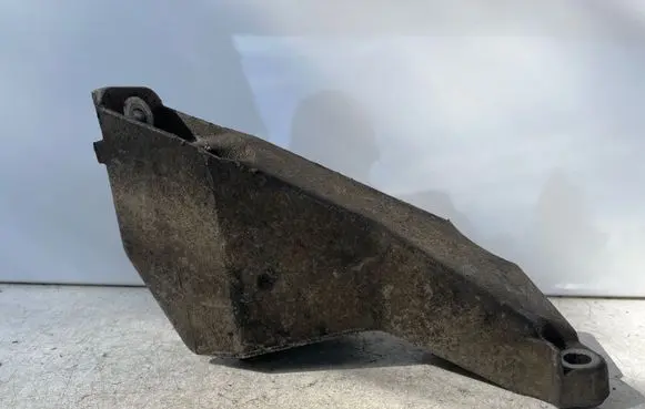 Audi A4 S4 B6 8E 8H Engine mounting bracket 8E0199307A