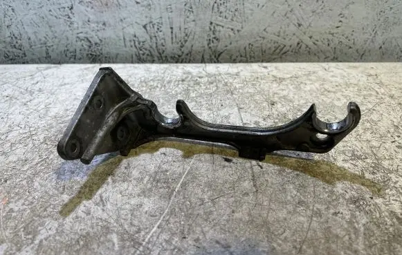 Mercedes-Benz E W212 Air filter cleaner box bracket assembly A6510940127