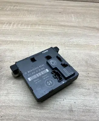 Mercedes-Benz E W211 Door control unit/module 2118201526