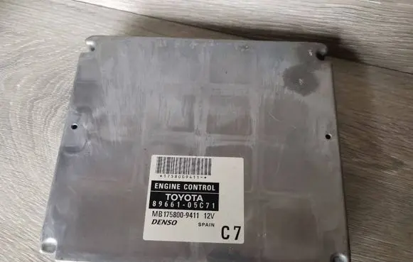 Toyota Avensis T250 Engine control unit/module 8966105C71