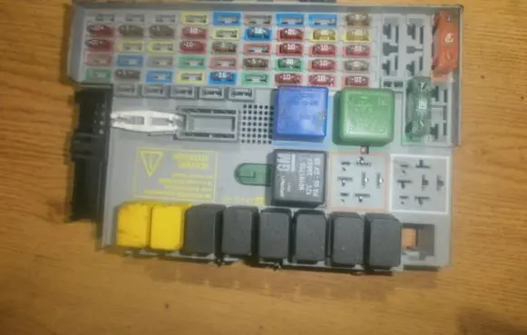 Opel Zafira A Fuse box set 24412497