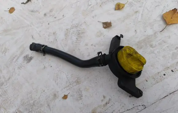 Opel Vivaro Oil fill pipe 61014D