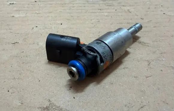 Audi A4 S4 B7 8E 8H Fuel injector 06F906 036A