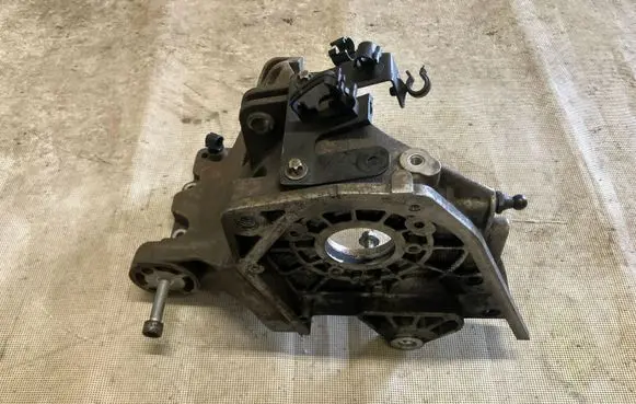 Opel Astra H Fuel pump bracket 55187918