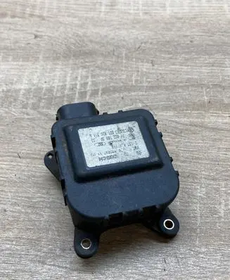 Volkswagen PASSAT B5.5 Air flap motor/actuator 8D1820511B 0132801116