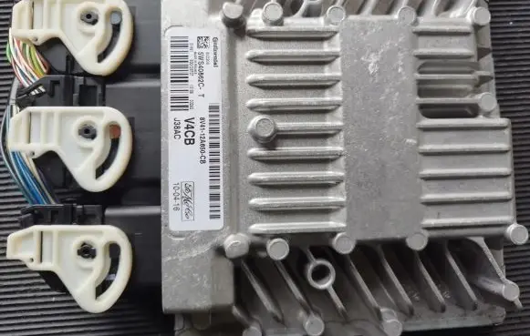 Ford Kuga I Engine control unit/module 8V4112A650CB