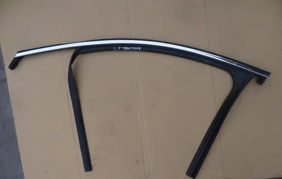 Hyundai Santa Fe Front door glass trim molding 