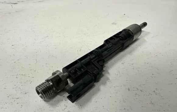 BMW 5 F10 F11 Fuel injector 13647639994 10213541