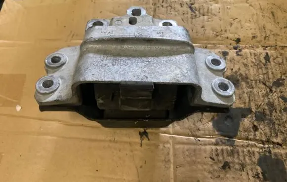 Volkswagen PASSAT B6 Engine mount bracket 3C0199555 120523093143