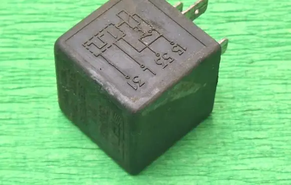 Volkswagen PASSAT B3 Other relay 5WK1704B 3968482