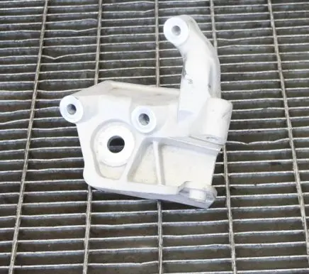 Volvo XC90 Engine mounting bracket 31430490