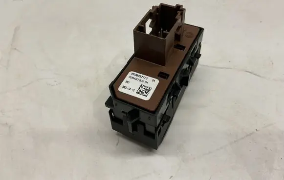 Opel Mokka B Parking (PDC) sensor switch YP00031777