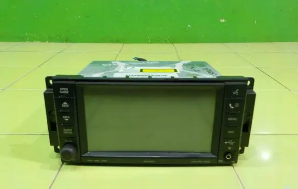 Chrysler 300 - 300C Radio/CD/DVD/GPS head unit P05064403AJ