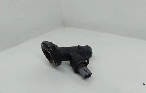 Volkswagen PASSAT B6 Engine coolant pipe/hose 03G121121D