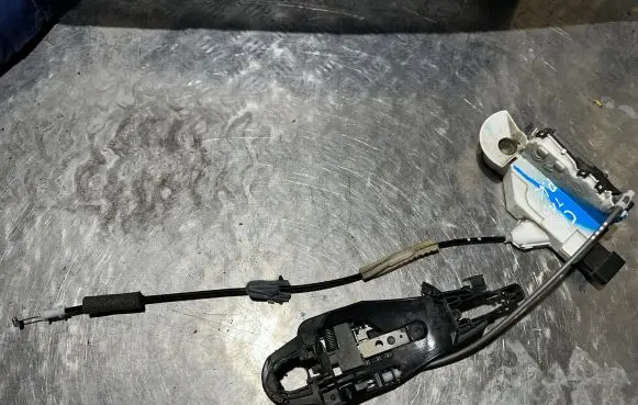 Citroen C4 Cactus Front door lock A05922