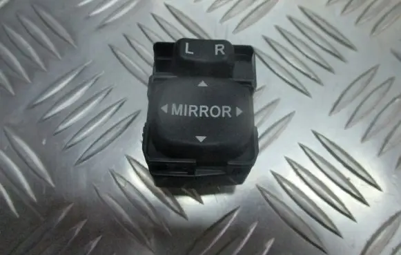 Toyota Urban Cruiser (XP110) Wing mirror switch
