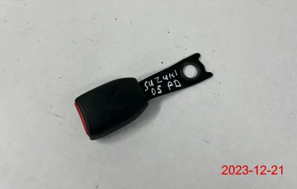 Suzuki Grand Vitara I Front seatbelt buckle