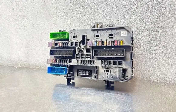 Opel Zafira B Fuse module 13220832