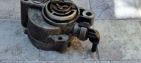 Mazda 3 I Vacuum pump D1561B 0807N