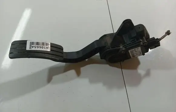 Accelerator throttle pedal
