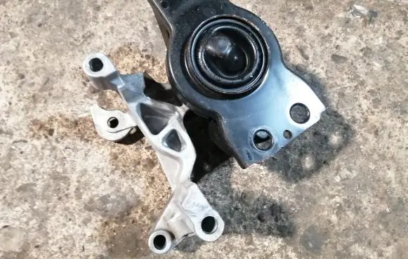 Nissan Qashqai Engine mount bracket