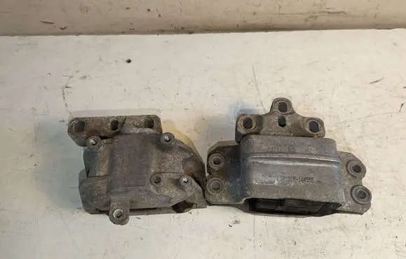 Volkswagen PASSAT CC Engine mount bracket 1K0199262