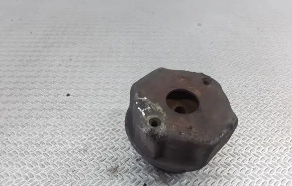 Volkswagen Transporter - Caravelle T4 Engine mount bracket
