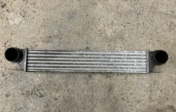 BMW 5 E39 Intercooler radiator 2247359 660F30