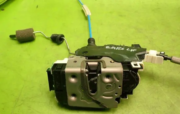 Infiniti Q30 Front door lock A0997201901