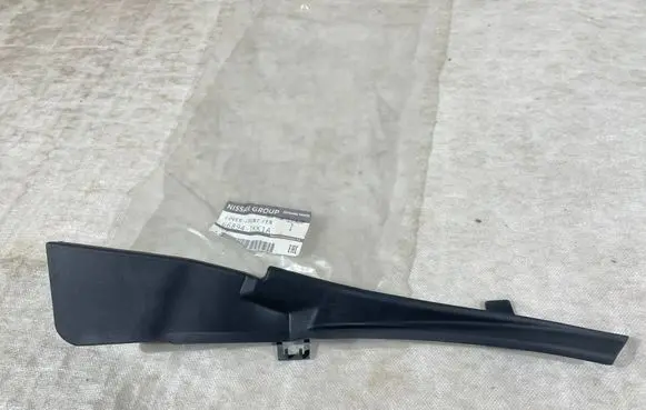 Nissan Juke I F15 Windshield trim 668941KK1A