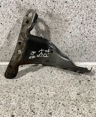 Audi A4 S4 B7 8E 8H Fender mounting bracket 8E0821136A