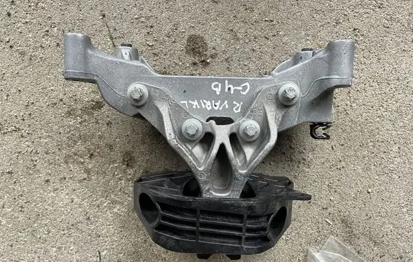 Citroen C4 II Engine mount bracket 9813582980