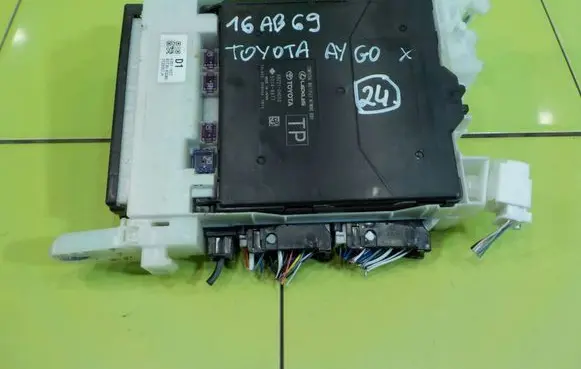 Toyota Aygo X Fuse box set 892210H050 BEZPIECZNIKOW