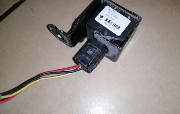 Volvo S60 Airbag deployment crash/impact sensor