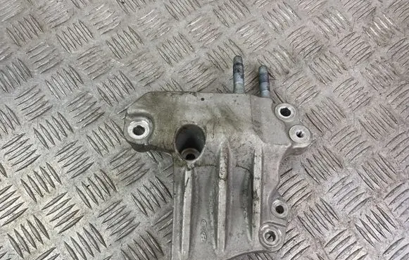 Hyundai Santa Fe Engine mounting bracket