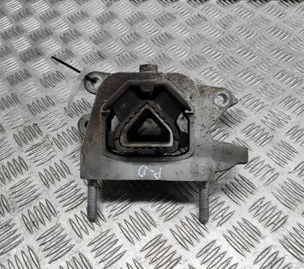 Opel Vivaro Engine mount bracket 9826533880