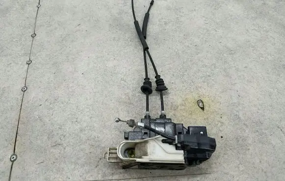 Hyundai i30 Front door lock 813202L020