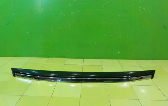 Land Rover Freelander 2 - LR2 Rear light center trim bar blend XP287