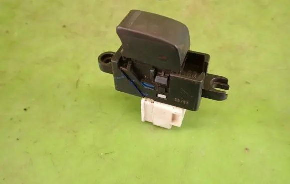 Nissan X-Trail T30 Quarter vent window switch 
