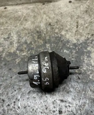 Volkswagen PASSAT B5 Engine mount bracket