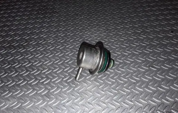 Volkswagen PASSAT B4 Fuel pressure regulator 0280160507 037133035C